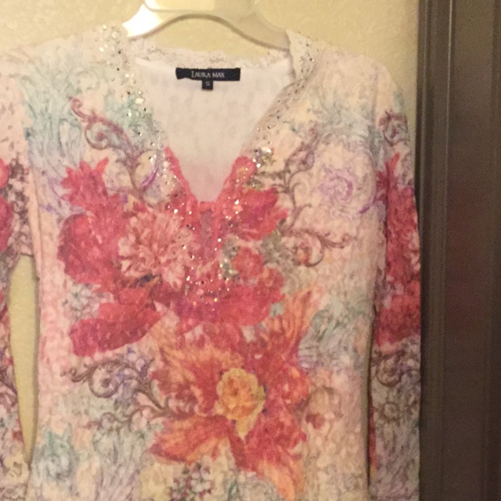 Laura Max top with Bling around the neck!❣️❣️